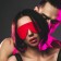 Elastische Augenmaske SHY mit Samtfutter in Rot